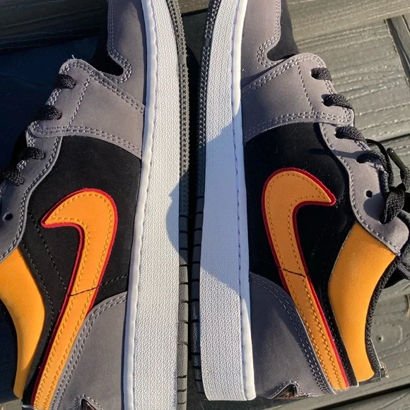 Jordan 1s - Picture 6 of 12